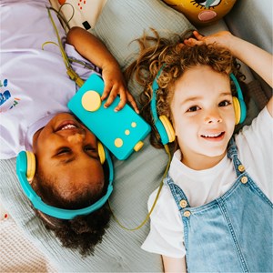 Lunii - ma fabrique à histoires vert avec son casque assorti vert et sa coque