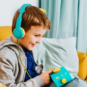 Lunii - ma fabrique à histoires vert avec son casque assorti vert et sa coque