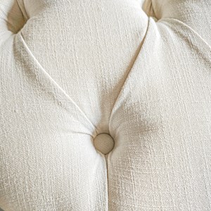 Banc bout de lit demi-lune style louis xvi bois sculpté patiné tissu grège