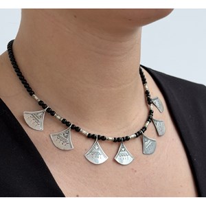 Collier shat shat touareg en argent et perles – bijou traditionnel