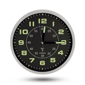 Horloge murale moderne fond noir lisible