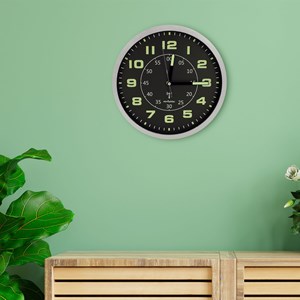 Horloge murale moderne fond noir lisible