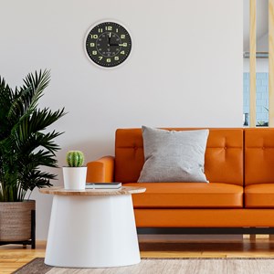 Horloge murale moderne fond noir lisible