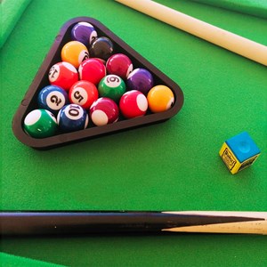 Mini table de billard compacte tapis feutrine verte 16 boules 2 queues