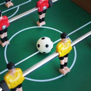 Mini babyfoot de table compact à poser sur table 2 équipes 2 balles