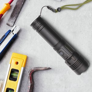 Torche 2000 lumens led portée 1500 m zoom télescopique rechargeable