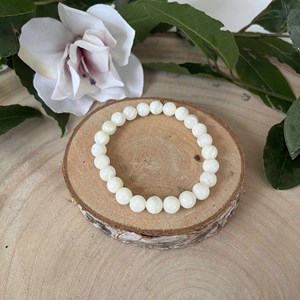Bracelet en nacre naturelle – perles 8 mm, douceur & harmonie