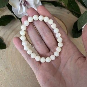 Bracelet en nacre naturelle – perles 8 mm, douceur & harmonie