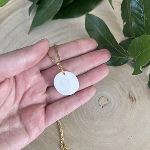 Pendentif œil de sainte-lucie doré