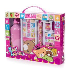 Ensemble de papeterie avec étui en métal, accessoires d'écriture et bouteille.