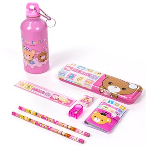 Ensemble de papeterie avec étui en métal, accessoires d'écriture et bouteille.