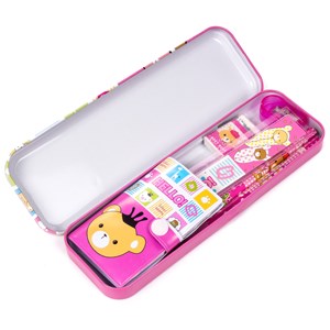 Ensemble de papeterie avec étui en métal, accessoires d'écriture et bouteille.