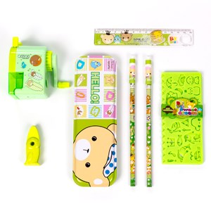 Ensemble de papeterie avec étui métallique et accessoires d'écriture.