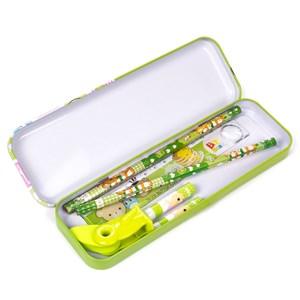 Ensemble de papeterie avec étui métallique et accessoires d'écriture.