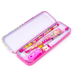 Ensemble de papeterie avec étui métallique et accessoires d'écriture.