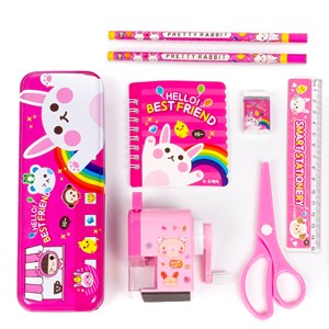 Set de papeterie avec étui métallique et accessoires d'écriture.