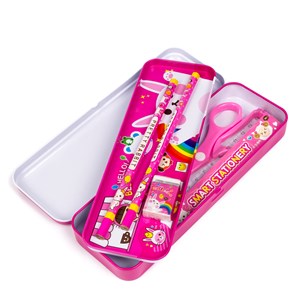 Set de papeterie avec étui métallique et accessoires d'écriture.