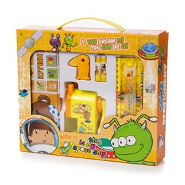 Set de papeterie avec étui en métal et accessoires d'écriture.