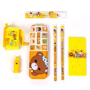 Set de papeterie avec étui en métal et accessoires d'écriture.