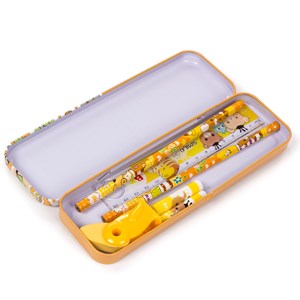 Set de papeterie avec étui en métal et accessoires d'écriture.