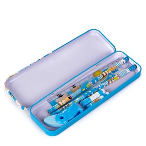 Set de papeterie avec étui en métal et accessoires d'écriture.