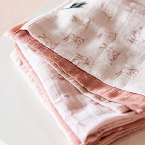 Maxi lange en mousseline rosy rabbit (110 x 110 cm)