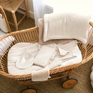 Serviette élastique comme un grand gaze de coton beige rayé galet