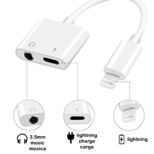 Adaptateur lightning mâle vers mini-jack 3,5 mm et lightning. Permet de charger.