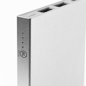 Power bank aluminium 4000 mah. 2 sorties usb et 1 type c. Entrée type c