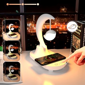 Lampe led multicolore avec chargeur sans fil et haut-parleur bluetooth.