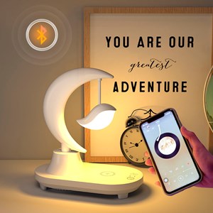 Lampe led multicolore avec chargeur sans fil et haut-parleur bluetooth.