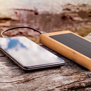 Batterie externe nature bambou qi 5w. 10000 mah. Charge solaire.