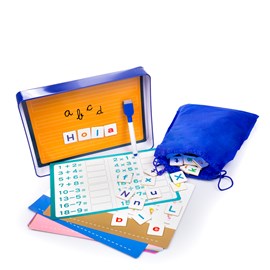 Jeu d'activités d'orthographe avec 107 lettres magnétiques.