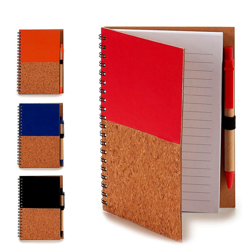 Pack de 4 carnets 12,5x18 cm avec couverture en bois. Assortiment de 4 couleurs.