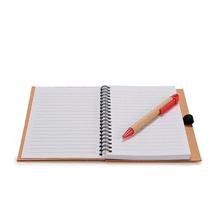 Pack de 4 carnets 12,5x18 cm avec couverture en bois. Assortiment de 4 couleurs.