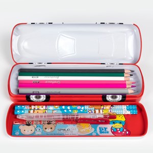 Trousse métallique enfant design voiture de course 3d.