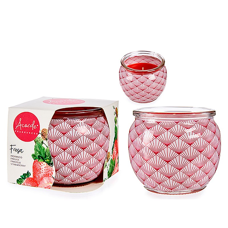 Bougie parfumée dans un pot en verre à l'odeur de fraise.