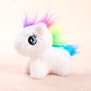 Peluche extra doux et moelleux avec pendentif. Design poney coloré. 13 cm.