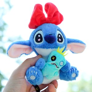 Peluche suspendu ultra doux. Design monstre avec nœud rouge. 12 cm.