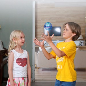 Flynova pro flying spinner, avec des lumières led multicolores.