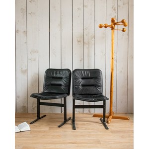 Alma, la paire de chaises en cuir n°1116