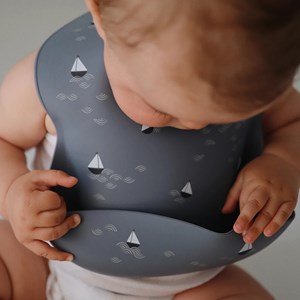 Bavoir à poche en silicone boats
