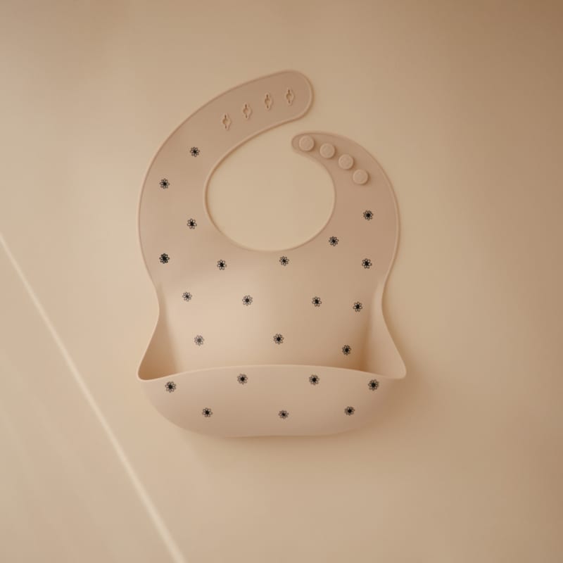 Bavoir à poche en silicone black daisy (Mushie) - Image 4