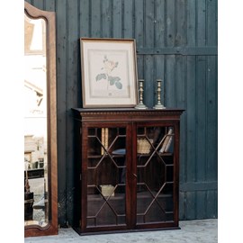 Victoria, la vitrine en bois foncé n°114