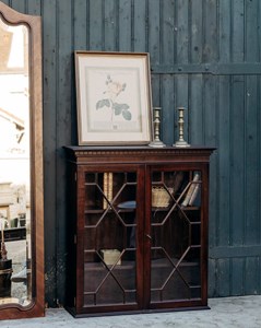 Victoria, la vitrine en bois foncé n°114