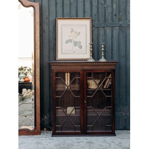 Victoria, la vitrine en bois foncé n°114