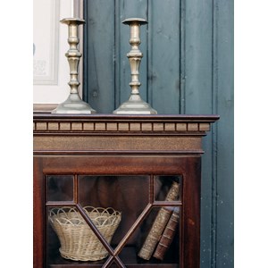 Victoria, la vitrine en bois foncé n°114