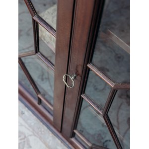 Victoria, la vitrine en bois foncé n°114