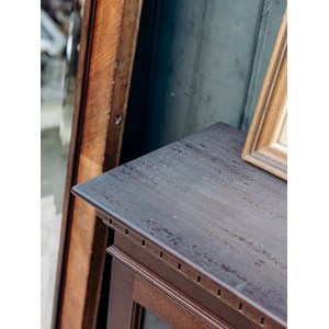 Victoria, la vitrine en bois foncé n°114