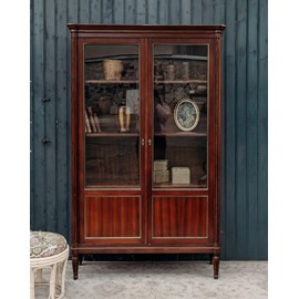 Grande vitrine en bois foncé n°112